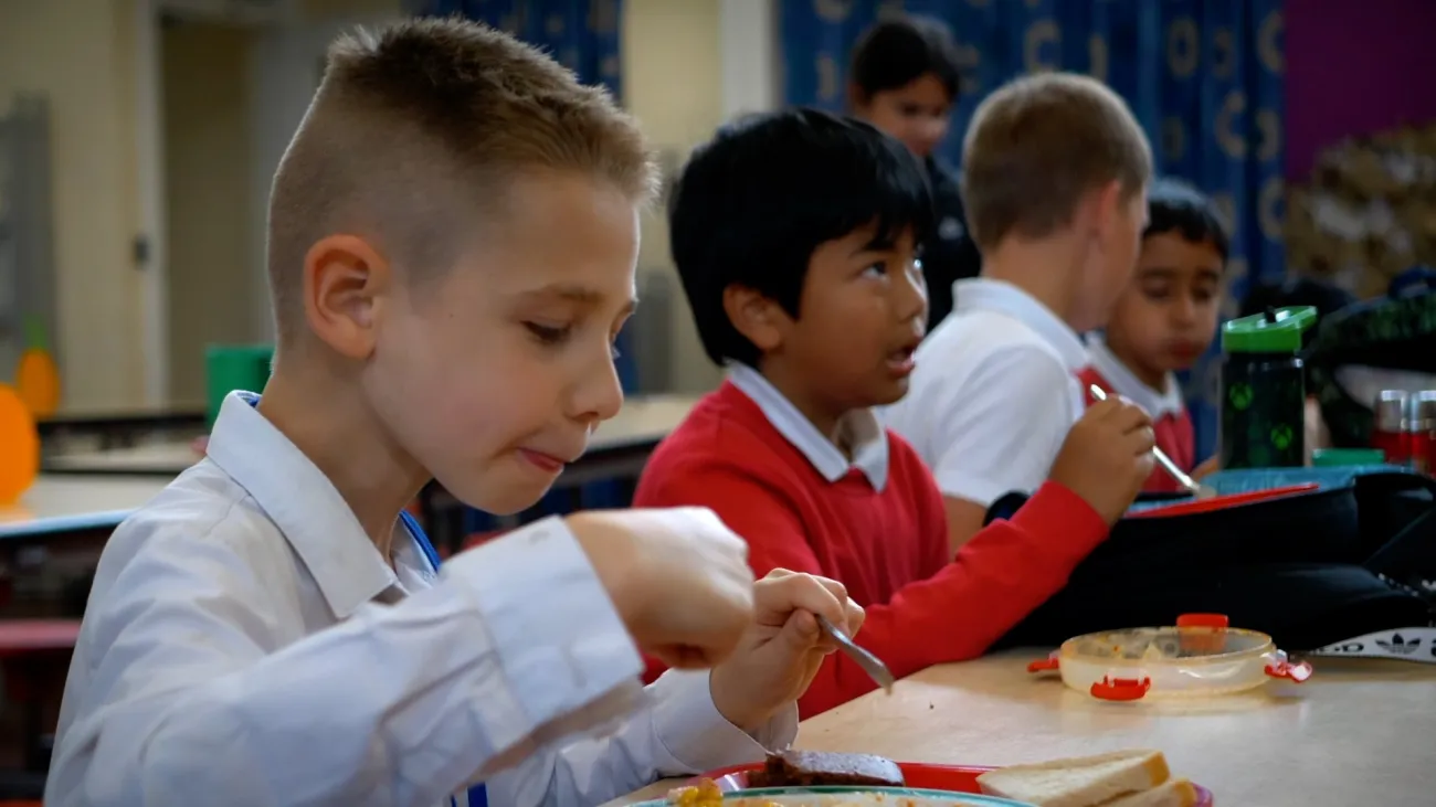 School children eating lunch
