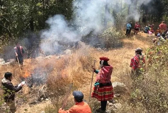 A fire prevention workshop led by ECOAN with community leaders from across the Vilcanota mountain range