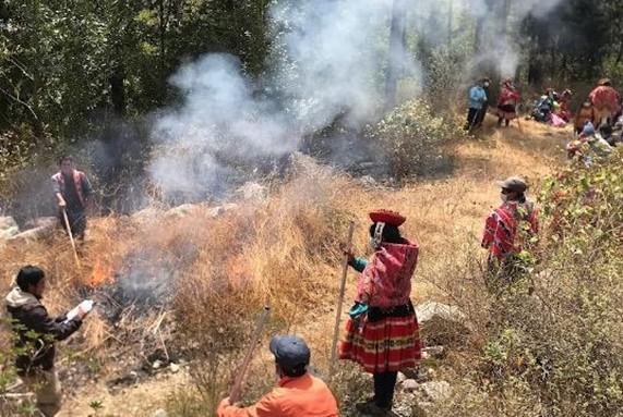A fire prevention workshop led by ECOAN with community leaders from across the Vilcanota mountain range