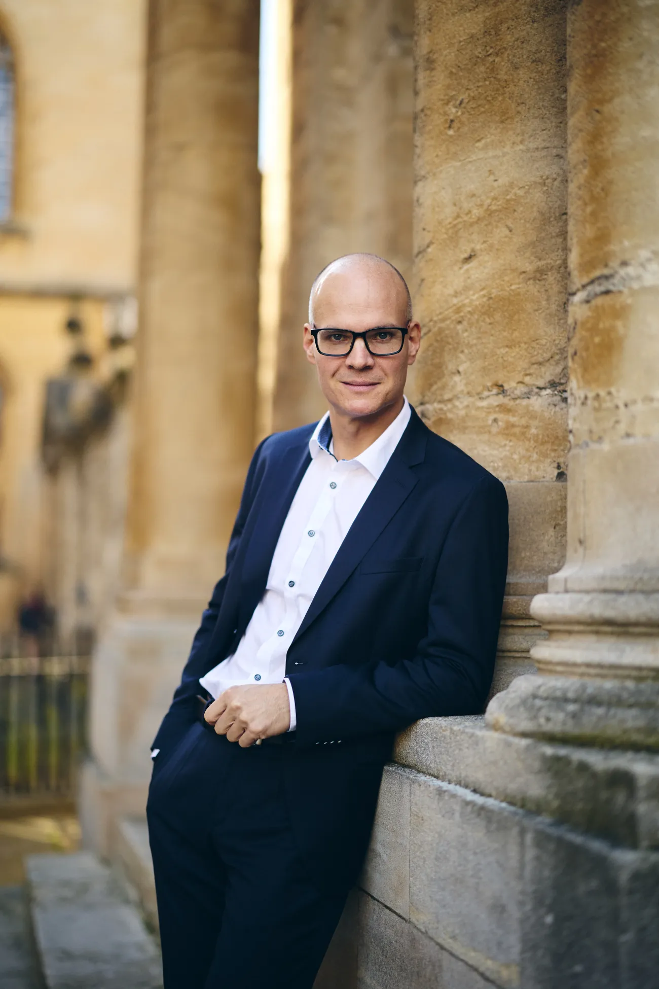 Prof Jan Rosenow leaning against an Oxford building