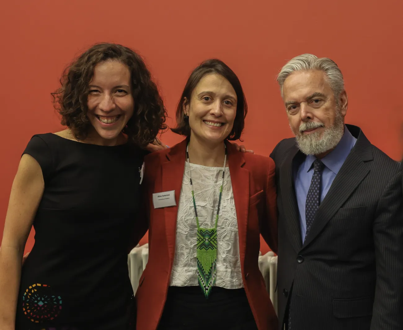 Erika Berenguer, Aline Sotteroni and Antonia Patriota stool in line smiling