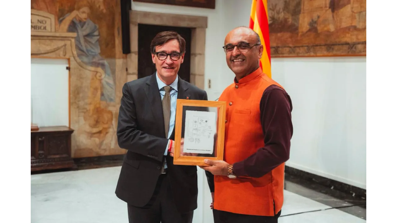 Prof Malhi jointly holding his award with President Salvador Illa of the Government of Catalonia