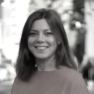 Head and shoulders image of Sophie Robins smiling