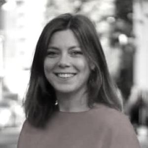 Head and shoulders image of Sophie Robins smiling